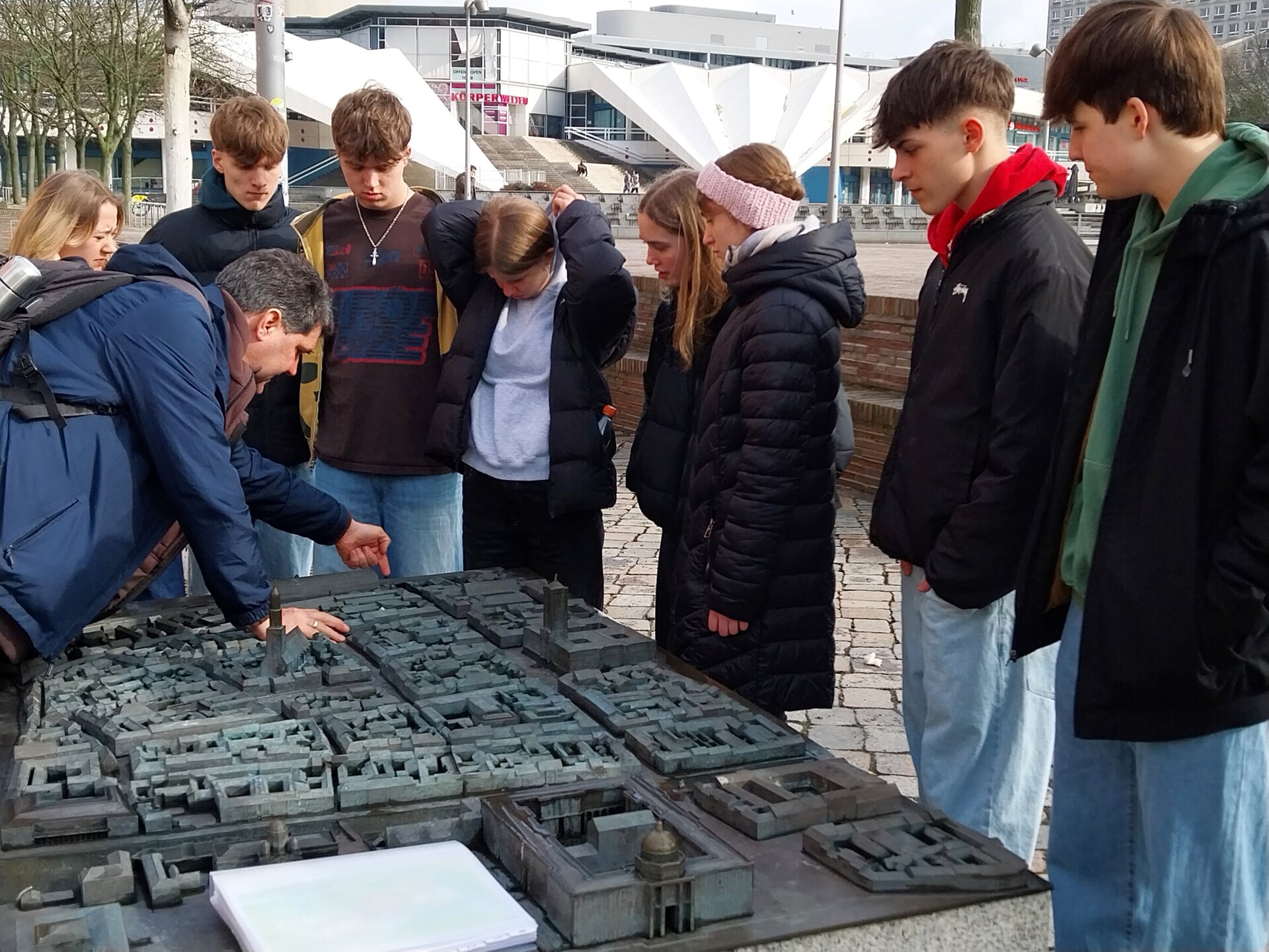 Schüler der Abschlussklasse der Montessori-Schule Passau bei einer Stadtführung