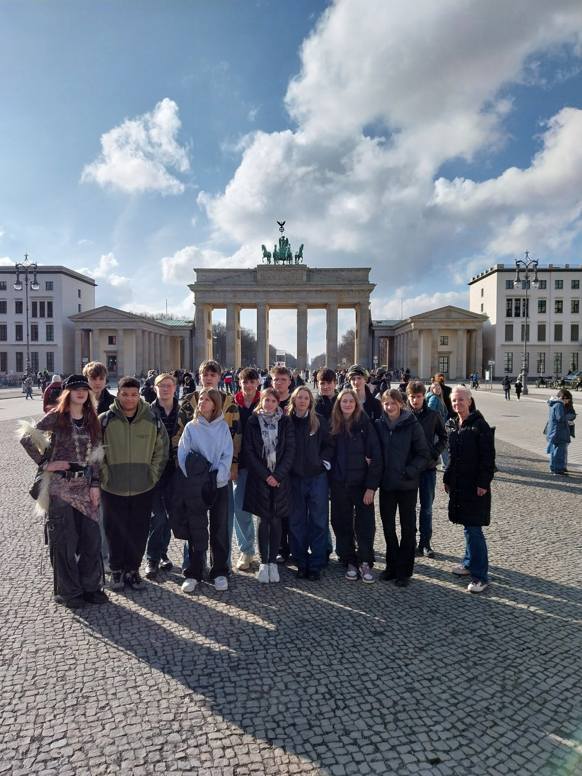Merkur- und Jupiter-Klasse der Montessori-Schule Passau vor dem Brandenburger Tor