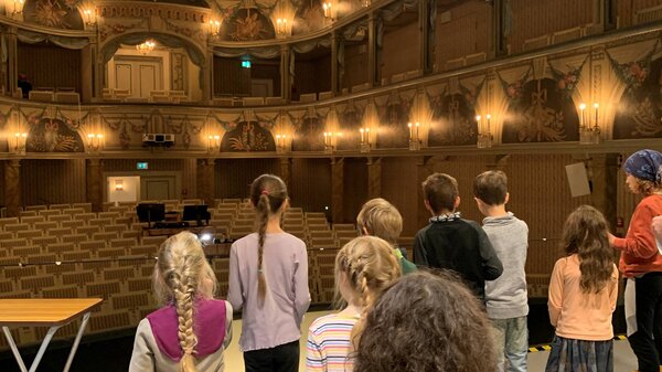 Grundstufenkinder im Stadttheater Passau