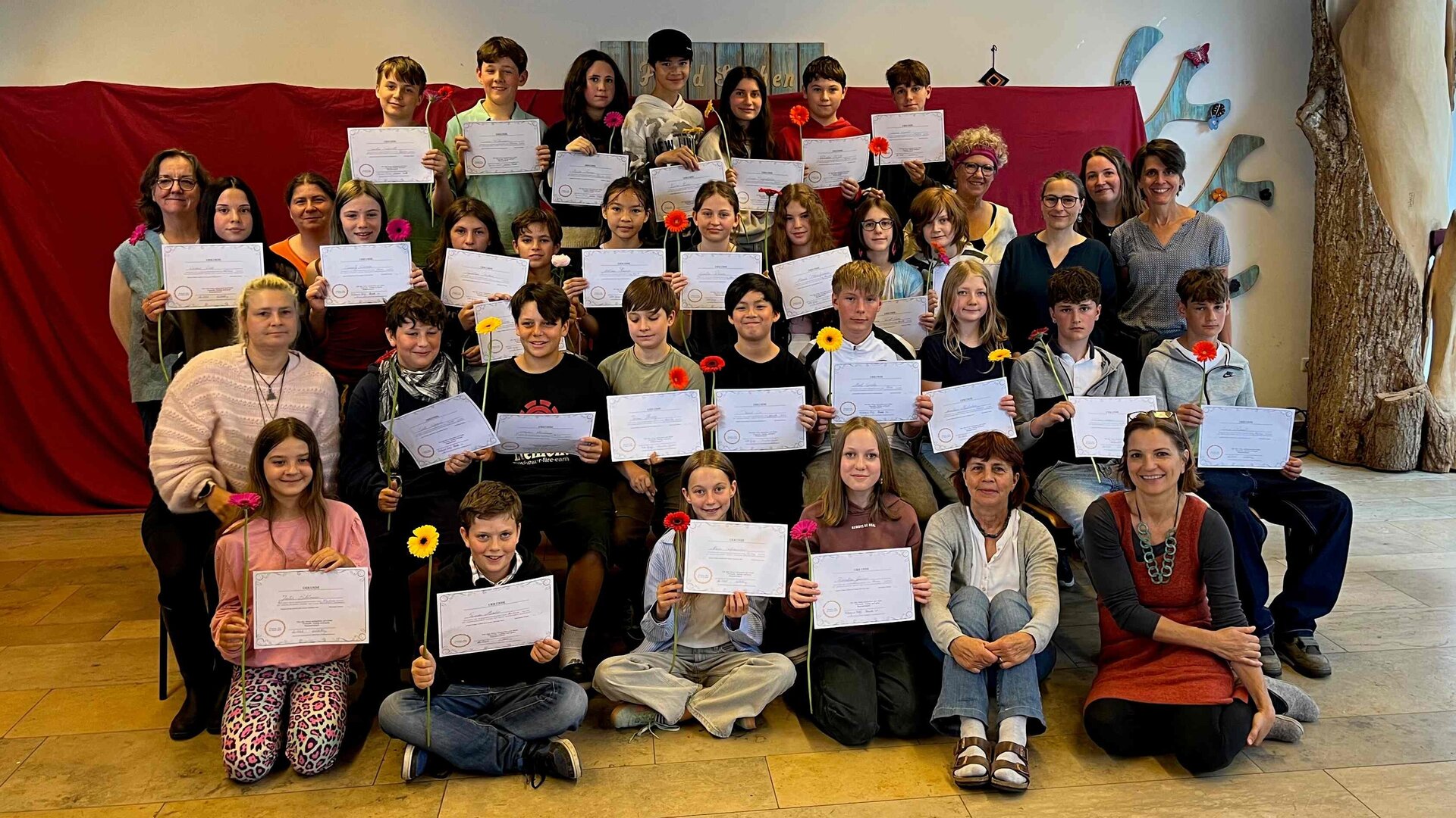 Alle Schüler der 6. Jahrgangsstufe inklusive der Lehrerinnen und der Schulleiterin Lisa Sterner