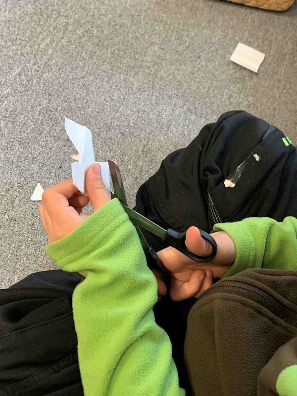 Ein Pflaster wird zugeschnitten