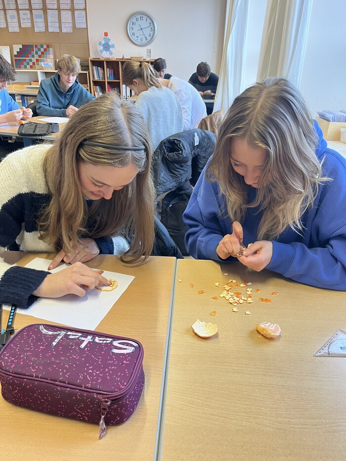 10. Klasse Montessori Passau erkundet Kugel Mathematik