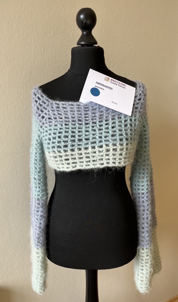 KPA Werkstück - selbst gehäkelter Pulli aus dicker, hellblauer Wolle