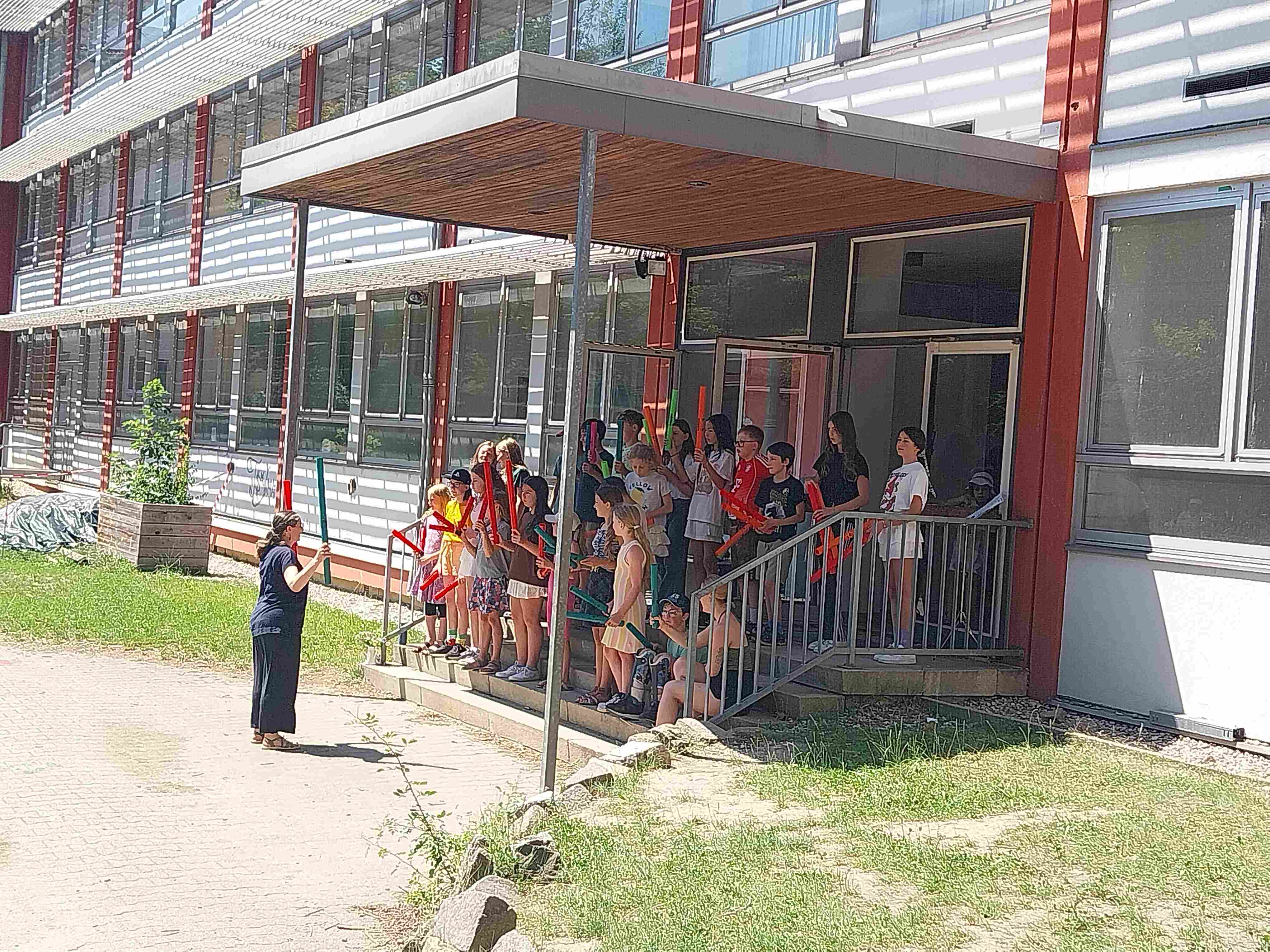 Mittelstufenkinder der Montessori-Schule Passau präsentieren ein Lied mit Boomwhackers